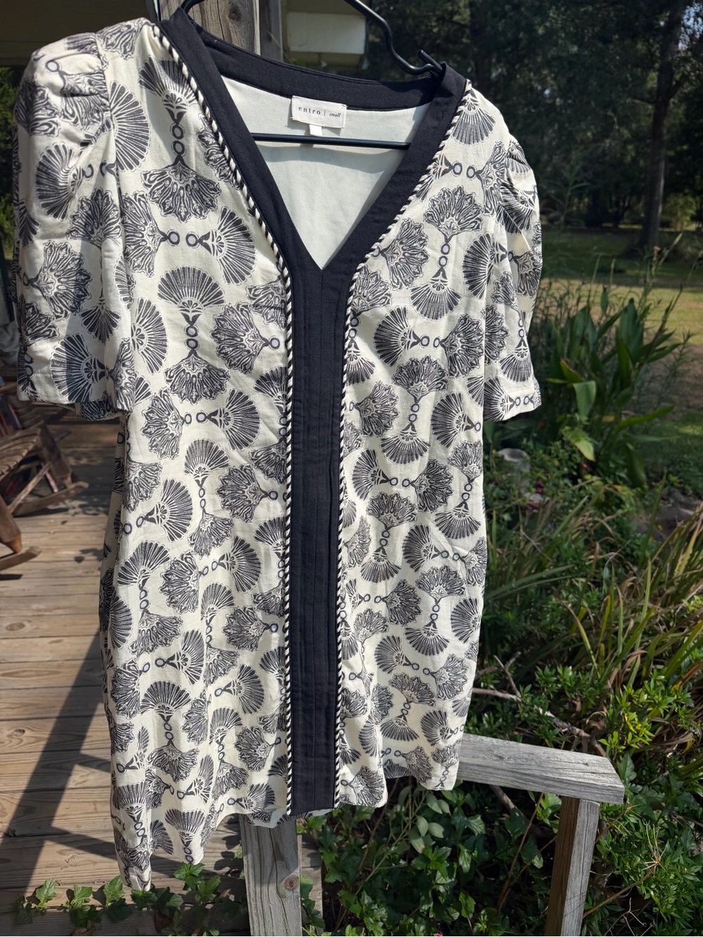 entro Black & White V‑Neck Printed Tunic